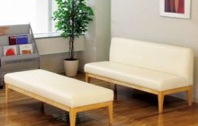 背付きと組み合わせて柔らかな空間待合室へ