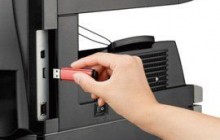 本体にUSBコネクタを搭載。USBメモリーにパソコンなしで読み取ったデータを保存でき、手軽に持ち運べます。