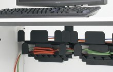 デスク配線もスッキリまとめられます。